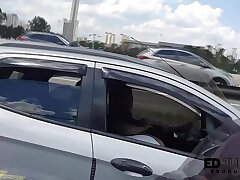 A carioca fez um oral no carro em movimento no meio da Marginal Pinheiros - Angel Takemura