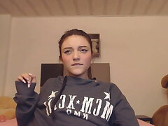 Innocent-faced girl masturbates live