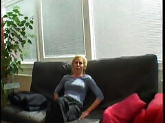 Blonde Milf und der kleine Dildo