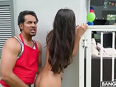 Encuentra a su hija teniendo sexo le