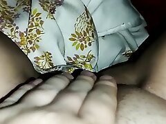 Cute teen masturbating regarding niche